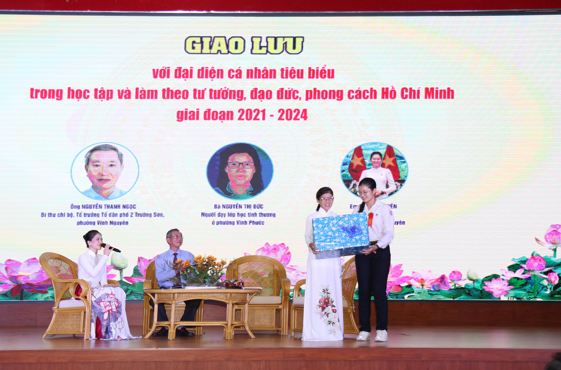 Em Đặng Cát Tiên, học sinh lớp 9/3 Trường THCS Thái Nguyên tặng quà cho lớp học tình thương phường Vĩnh Phước do bà Nguyễn Thị Đức đứng lớp.