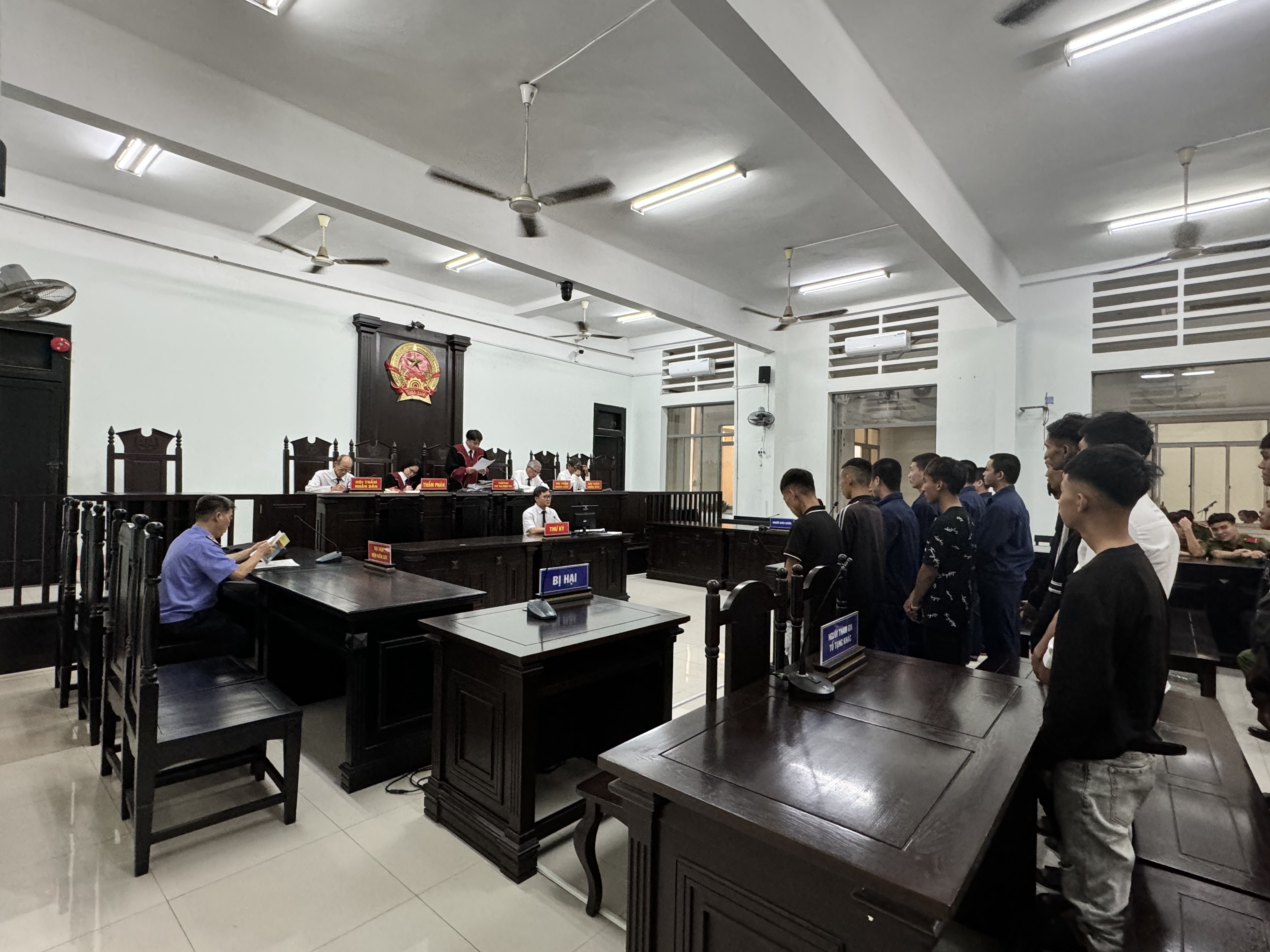 Đánh lộn, 19 thanh niên vào tù