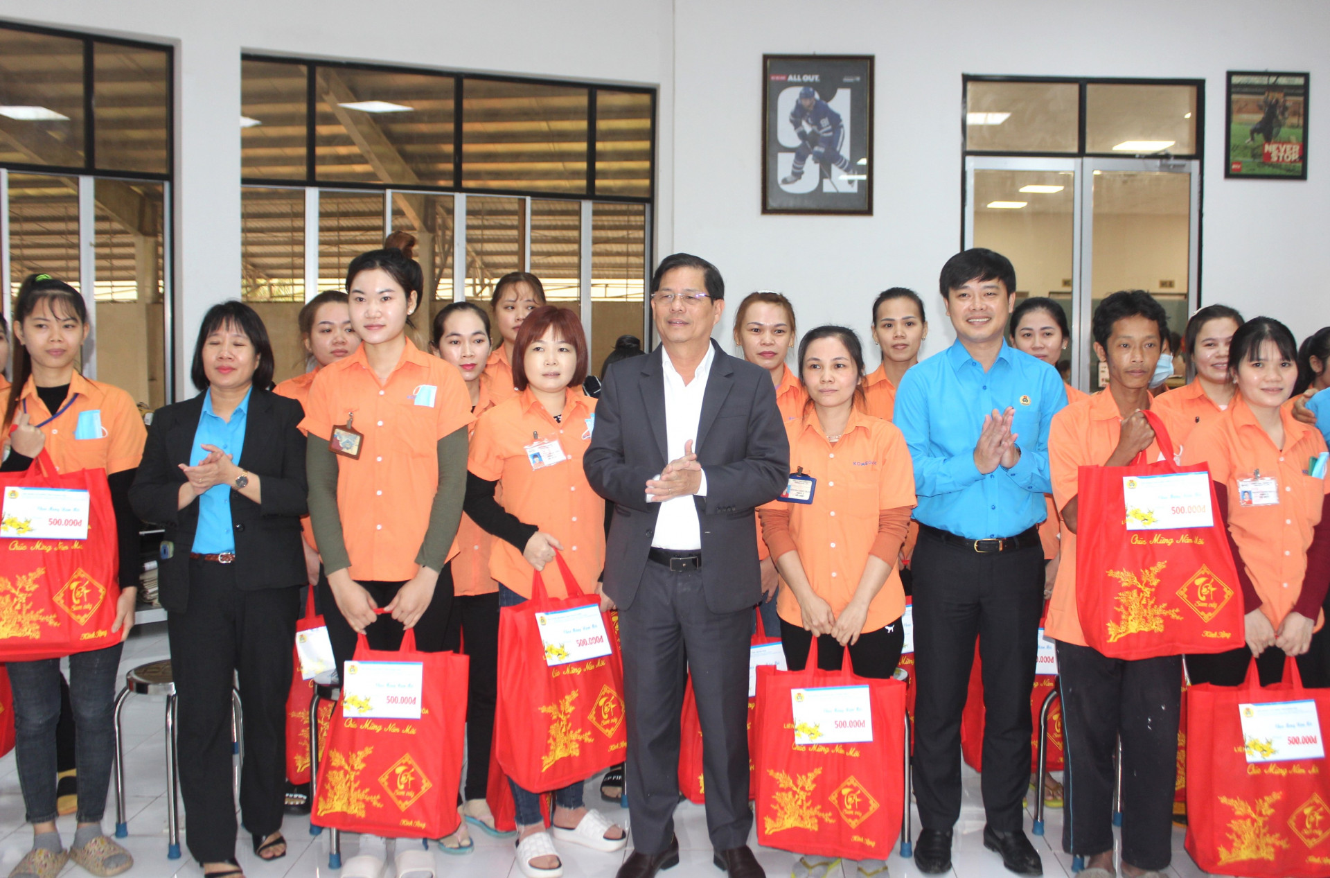 Đồng chí Nguyễn Tấn Tuân cùng lãnh đạo Liên đoàn Lao động tỉnh thăm hỏi, trao quà cho công nhân Khu Công nghiệp Suối Dầu (huyện Cam Lâm).