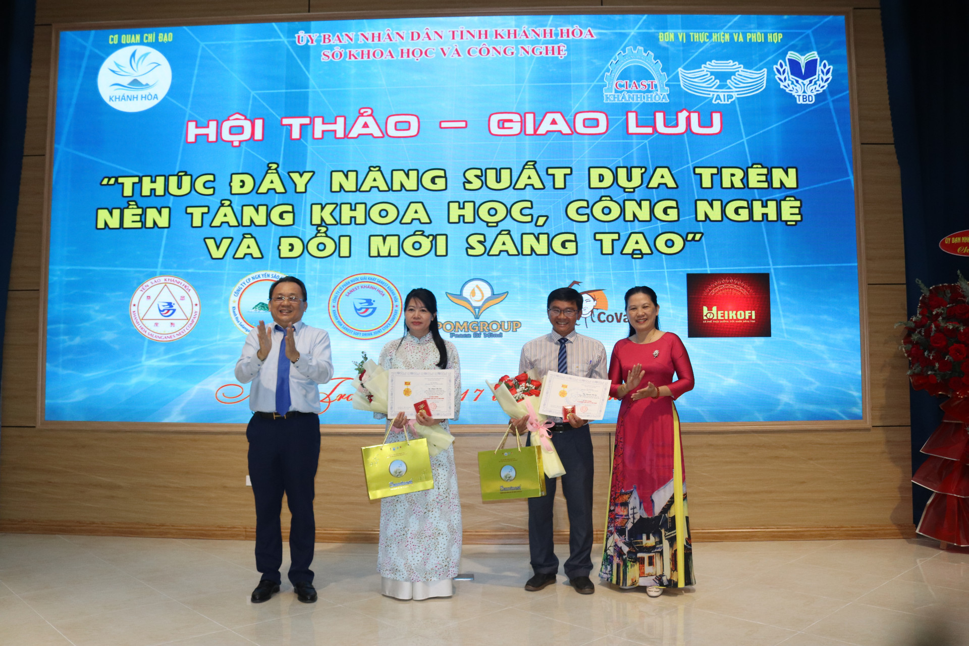 Lãnh đạo Sở KH-CN trao Kỷ niệm chương Vì sự nghiệp KH- CN của Bộ KH-CN cho các cá nhân đã có nhiều cống hiến và đóng góp cho hoạt động KH-CN trên địa bàn tỉnh.