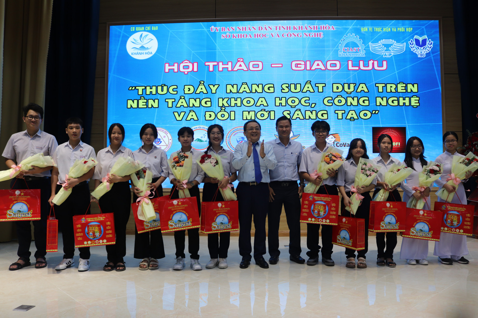 Lãnh đạo Sở KH-CN trao quà cho học sinh đạt giải trong các cuộc thi khoa học kỹ thuật các cấp