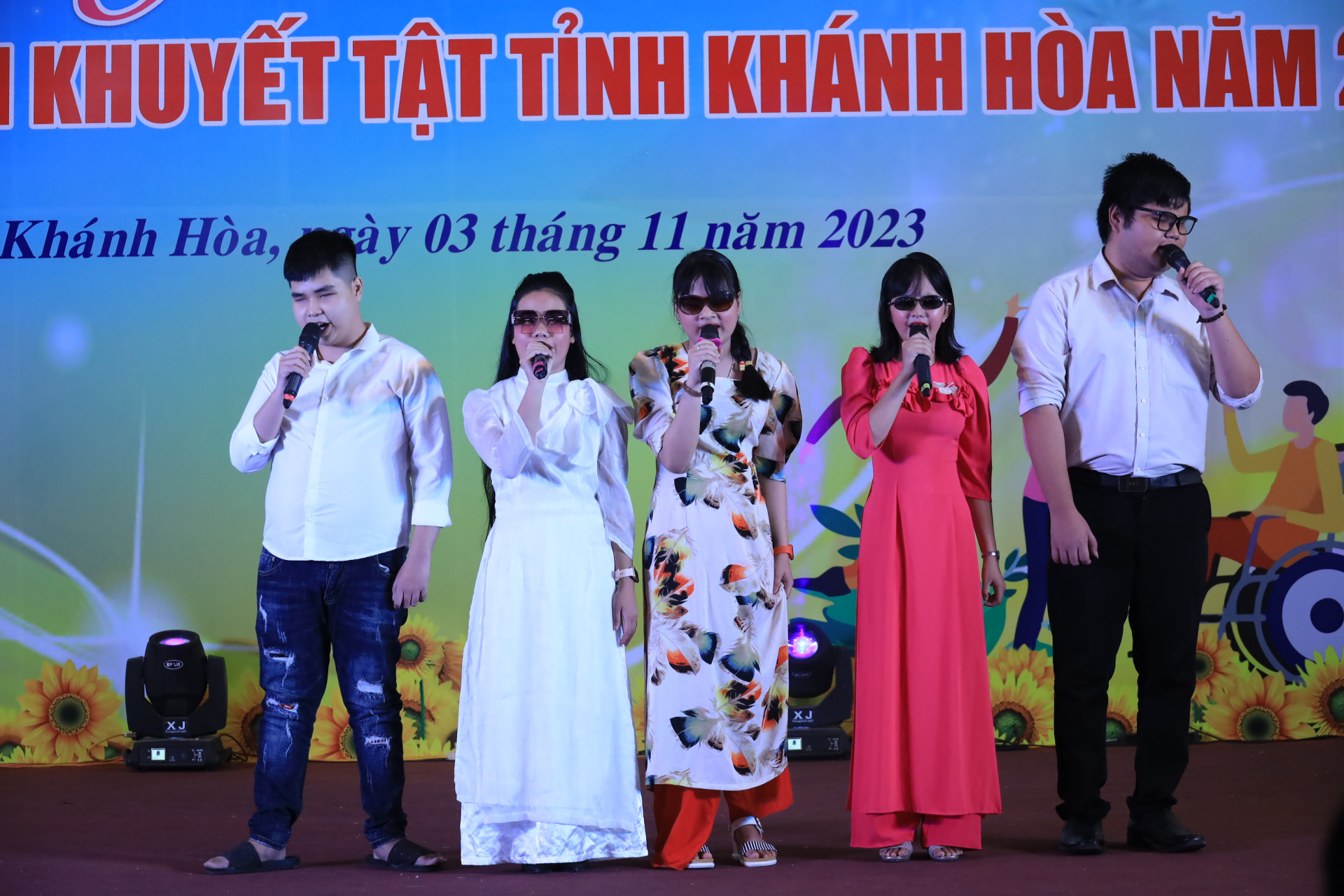 Hội viên Hội Người mù thị xã Ninh Hòa tham gia đoàn nghệ thuật quần chúng người khuyết tật của thị xã biểu diễn tại Liên hoan “Tiếng hát từ trái tim” năm 2023. Ảnh: N.T