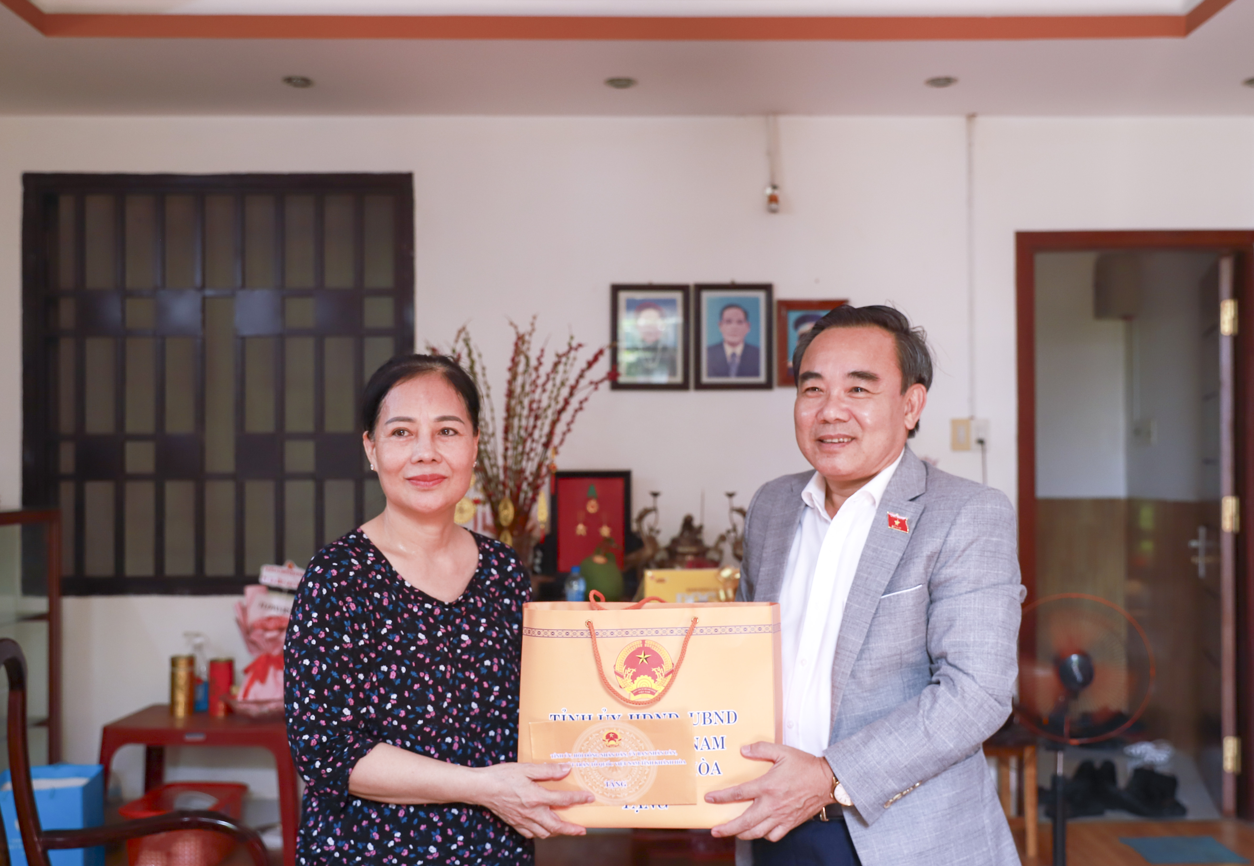 Ông Lê Hữu Trí - Tỉnh ủy viên, Phó Trưởng đoàn Chuyên trách Đoàn Đại biểu Quốc hội tỉnh Khánh Hòa:: Thăm, tặng quà Mẹ Việt Nam Anh hùng, chiến sĩ Điện Biên, thanh niên xung phong  