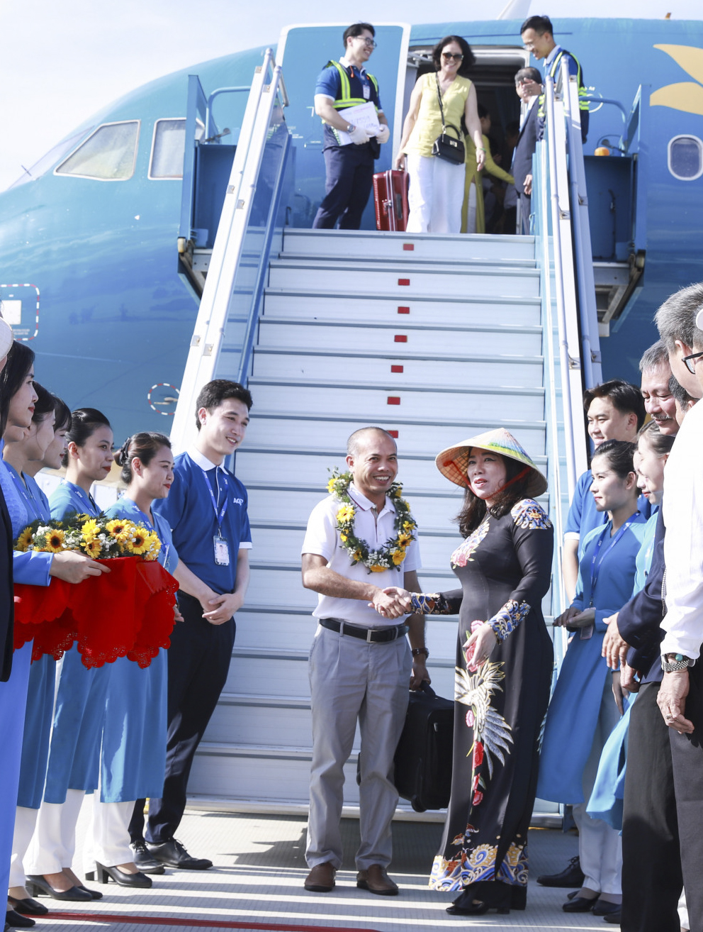 Lãnh đạo Sở Du lịch tặng hoa chúc mừng vị khách đầu tiên xuống máy bay.