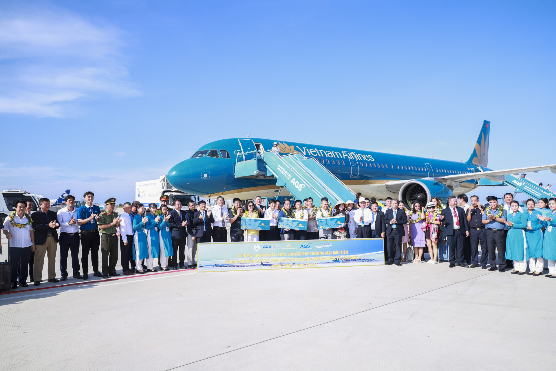 Hành khách và lãnh đạo các sở, ngành cùng lãnh đạo Cảng Hàng không quốc tế Cam Ranh chụp hình lưu niệm trong ngày sân bay Cam Ranh đón chuyến bay thứ 300.000.