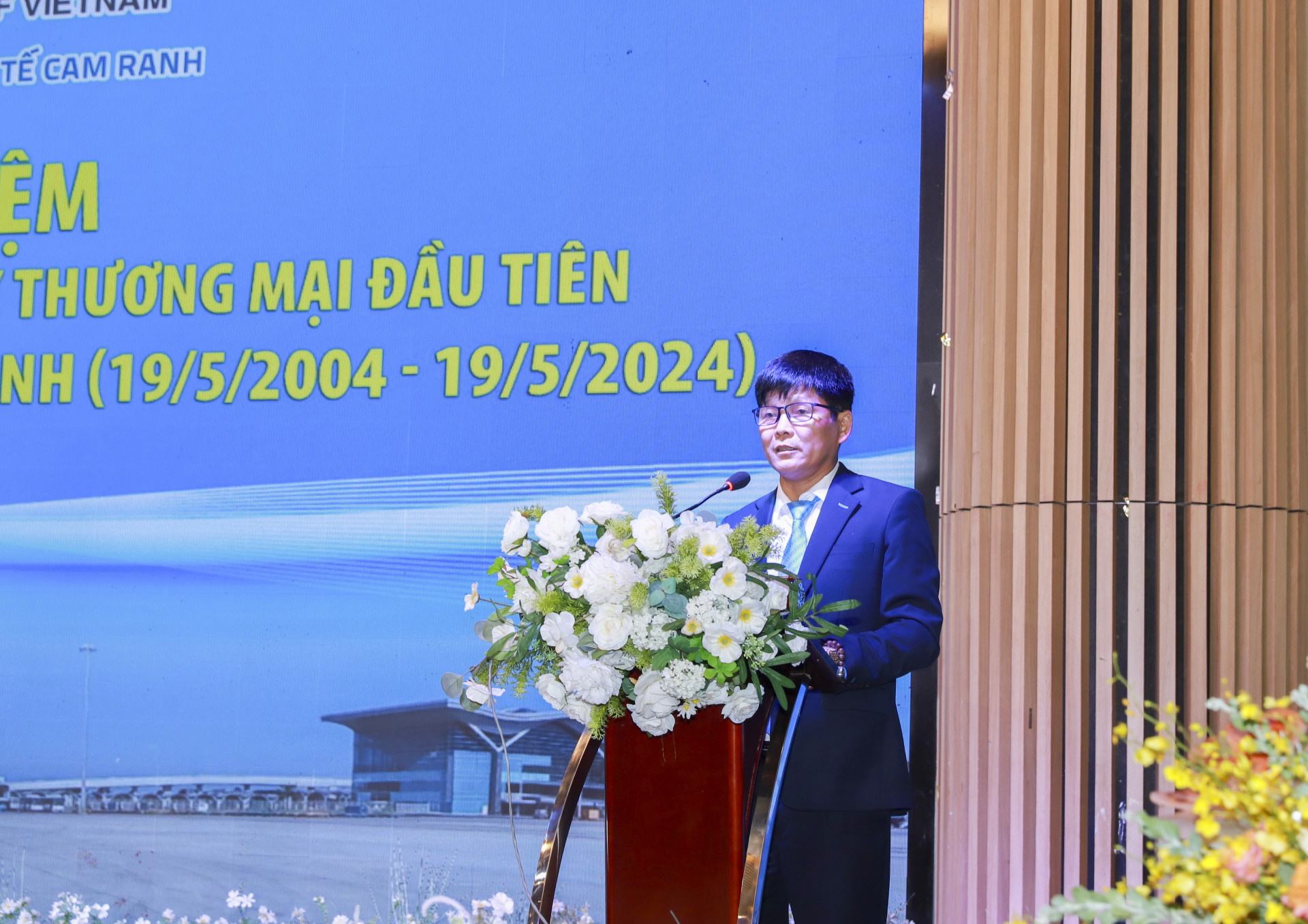 Ông Nguyễn Bá Quân - Giám đốc Cảnh Hàng không quốc tế Cam Ranh dọc diễn văn tại lễ kỷ niệm.