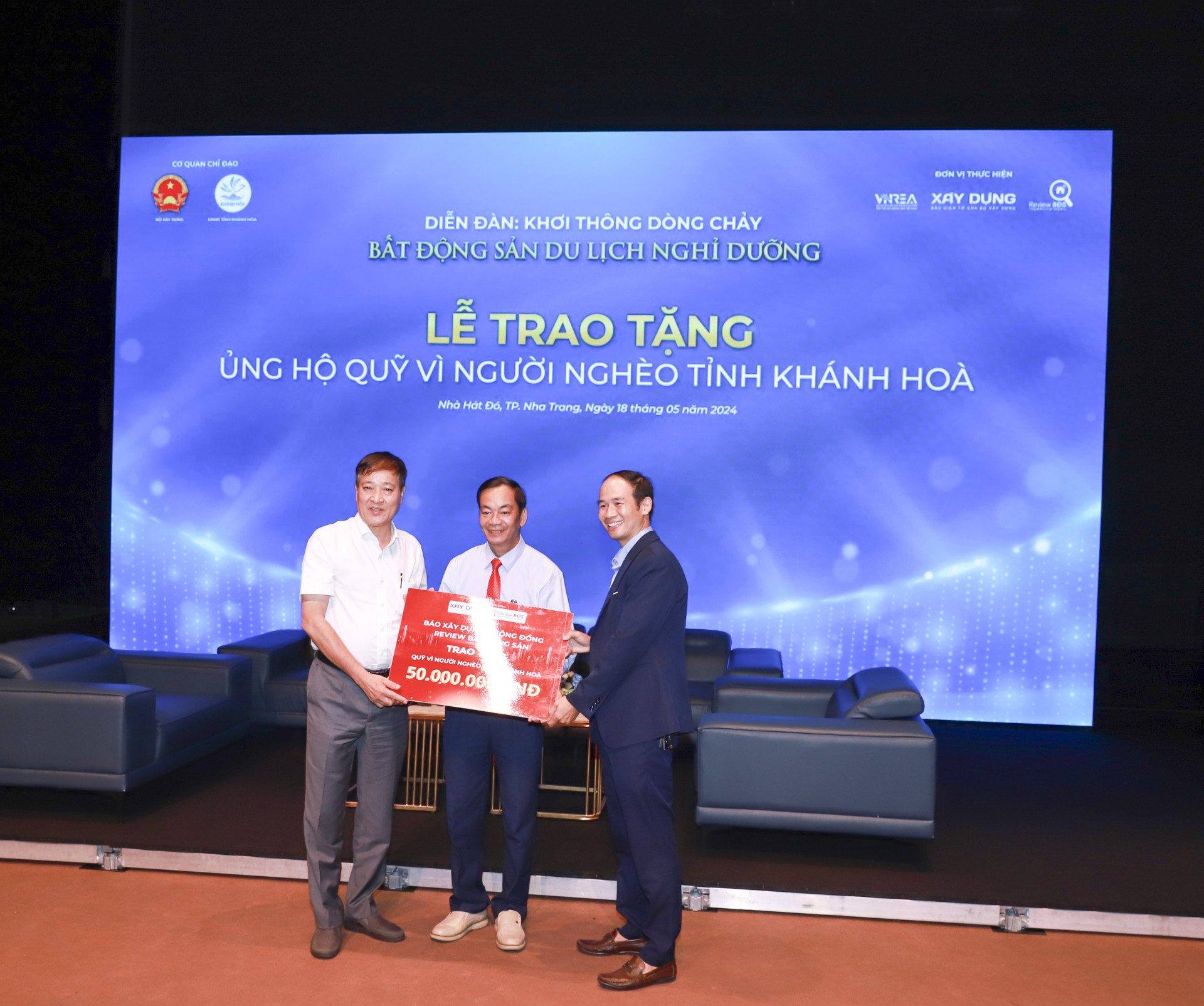 Đại diện Báo Xây dựng và Cộng đồng Review bất động sản gửi tặng 50 triệu đồng ủng hộ quỹ vì người nghèo tỉnh Khánh Hoà.