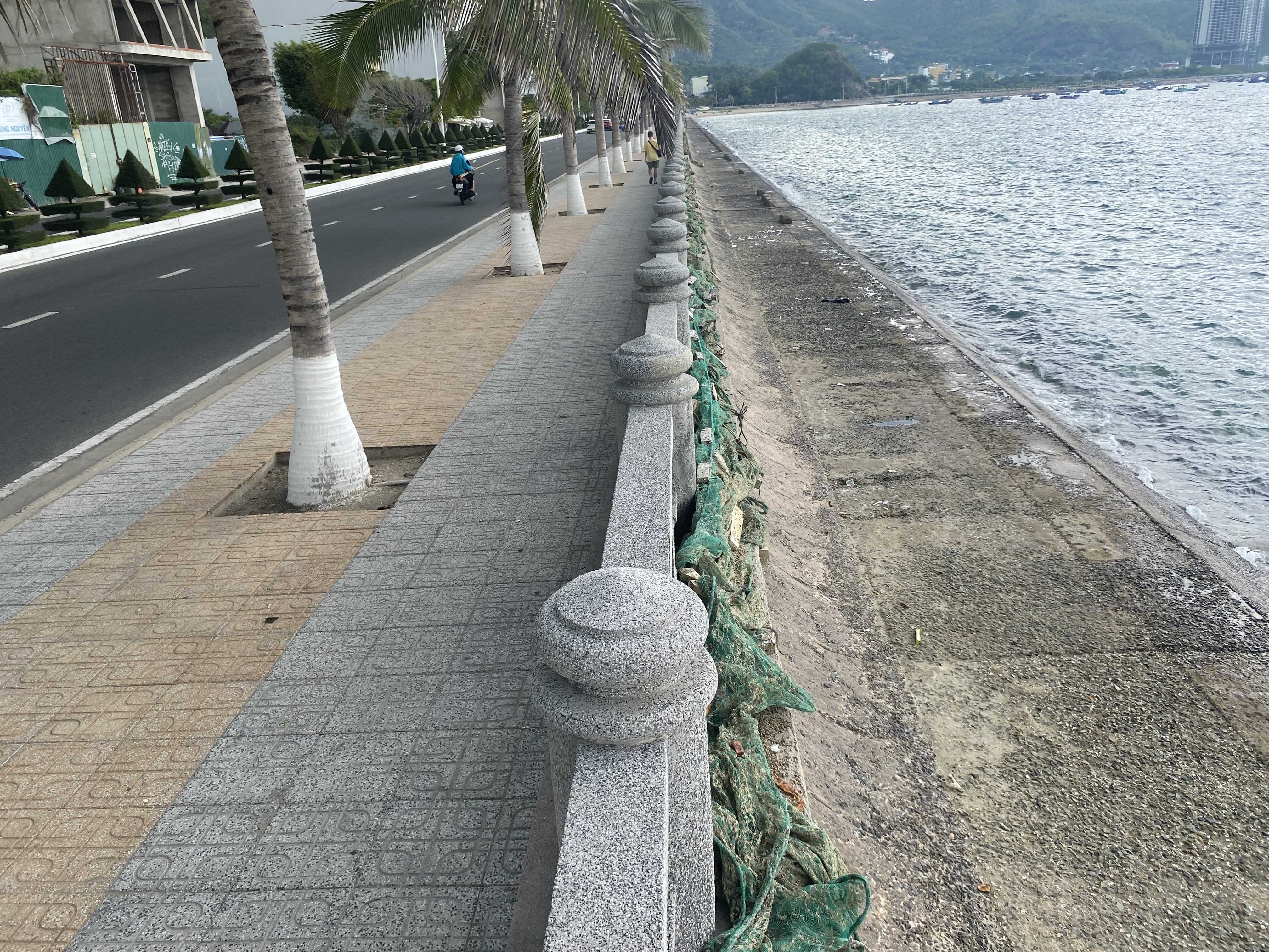 Sẽ xử lý việc người dân phơi lưới đánh cá bốc mùi hôi dọc lan can đường Phạm Văn Đồng