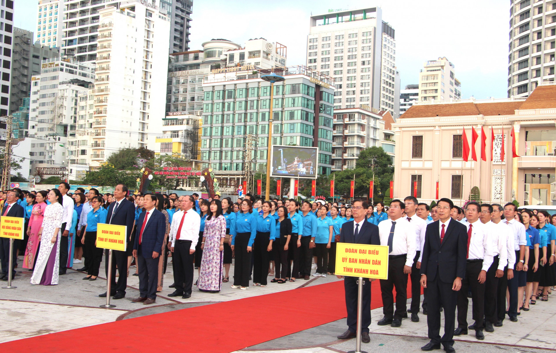 Các đồng chí lãnh đạo tỉnh tham dự lễ Chào cờ Tháng 5 và phát động Tháng Công nhân năm 2024.