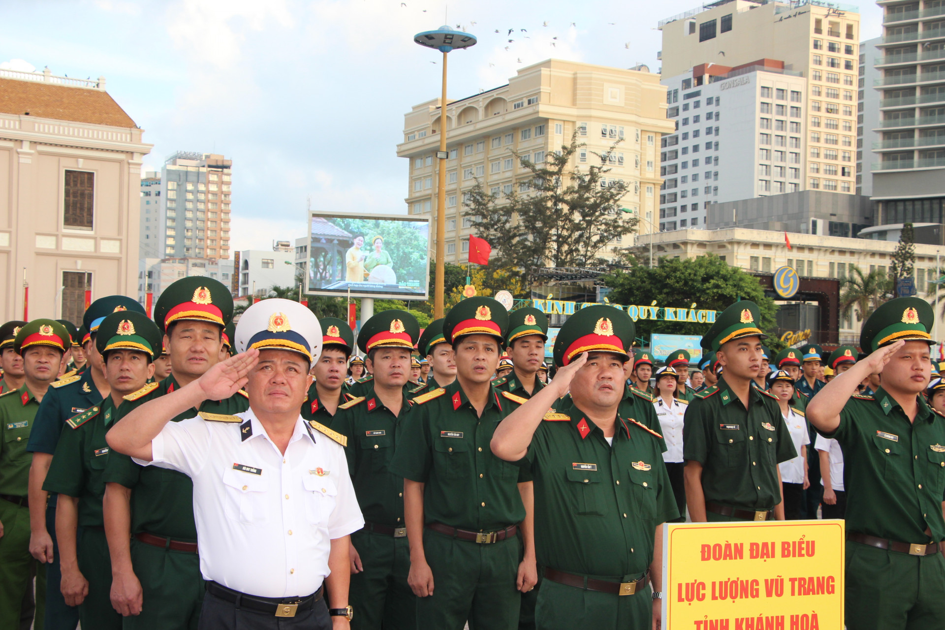 Lực lượng vũ trang tham dự lễ Chào cờ Tháng 5.