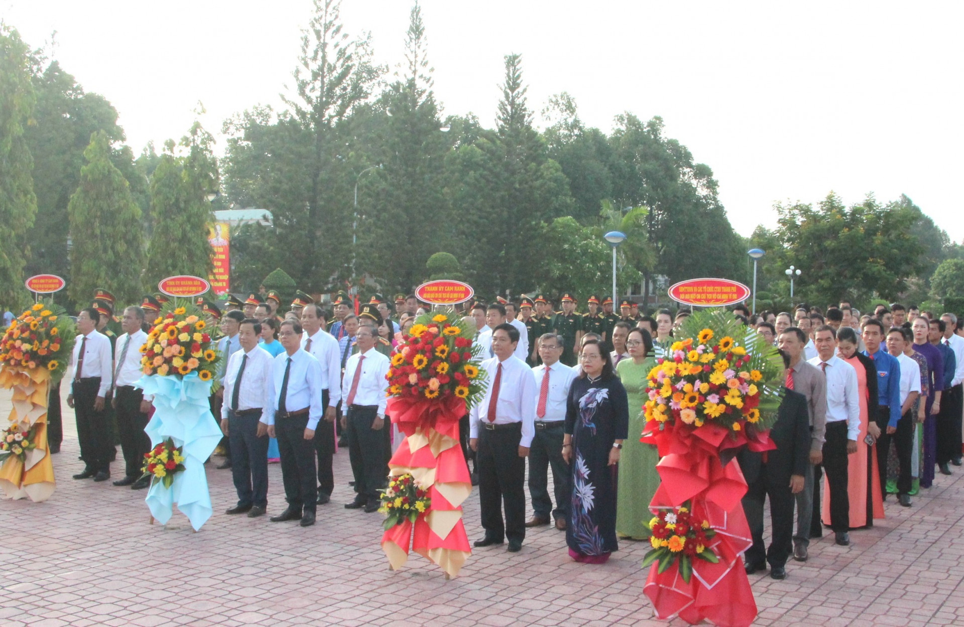 Các đồng chí lãnh đạo tỉnh, TP. Cam Ranh và các sở, ban, ngành, đoàn thể dâng hoa, dâng hương tại Tượng đài Bác Hồ.