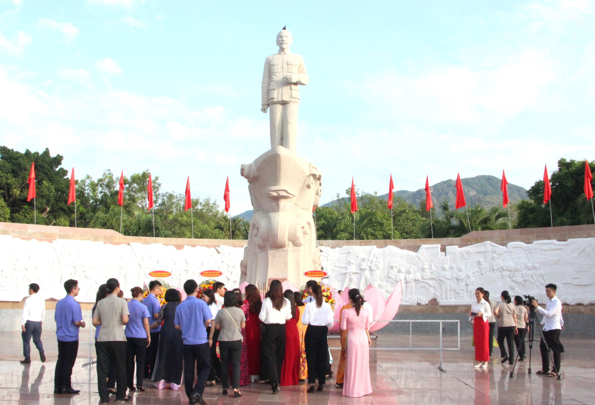 Đông đảo cán bộ, công chức, viên chức, người lao động và nhân dân tới dâng hương tưởng nhớ Bác Hồ.