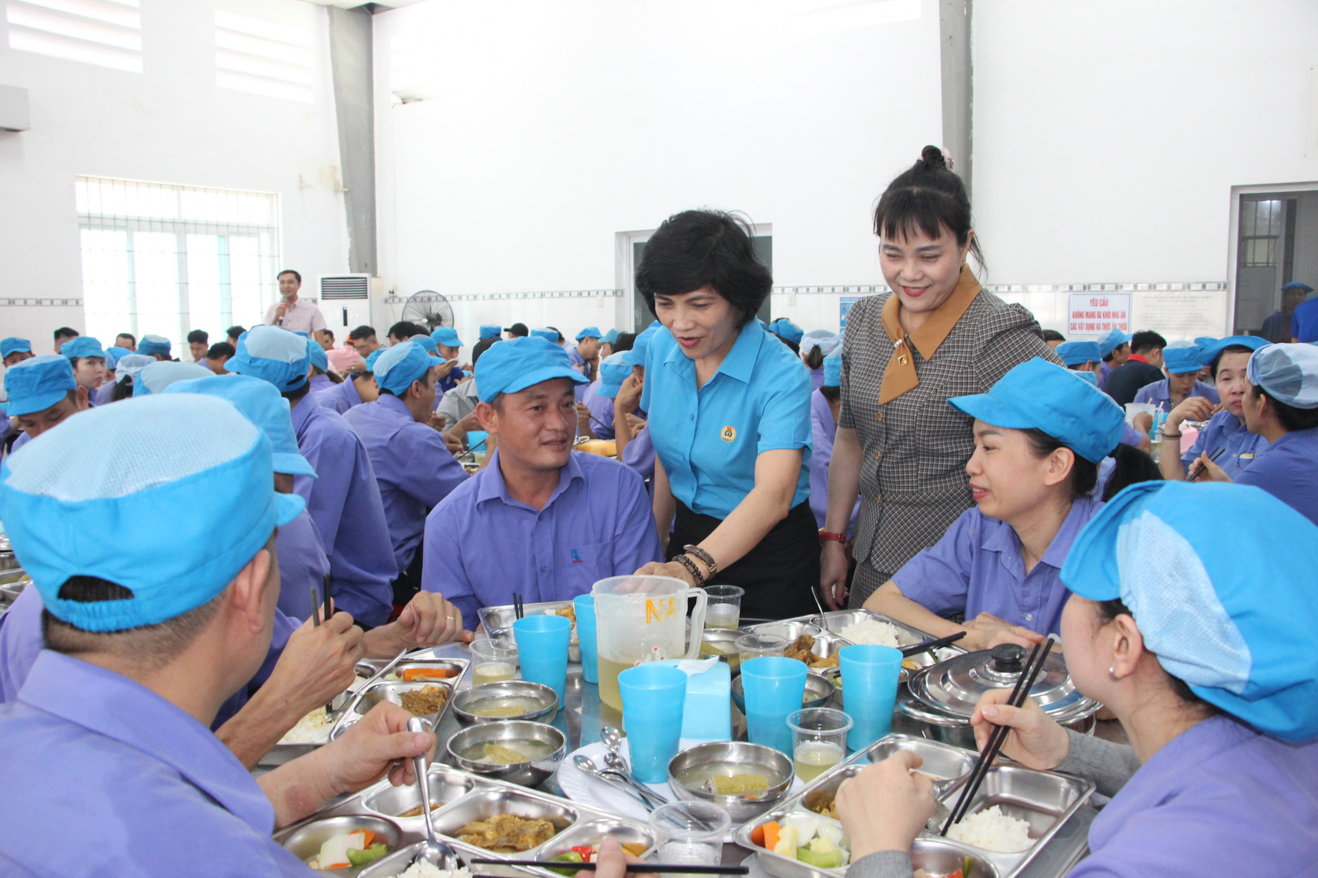 Bà Trần Thị Hương - Phó Chủ tịch Liên đoàn Lao động tỉnh và lãnh đạo Công ty Cổ phần In bao bì Khatoco thăm hỏi, động viên người lao động tại chương trình Bữa cơm Công đoàn.