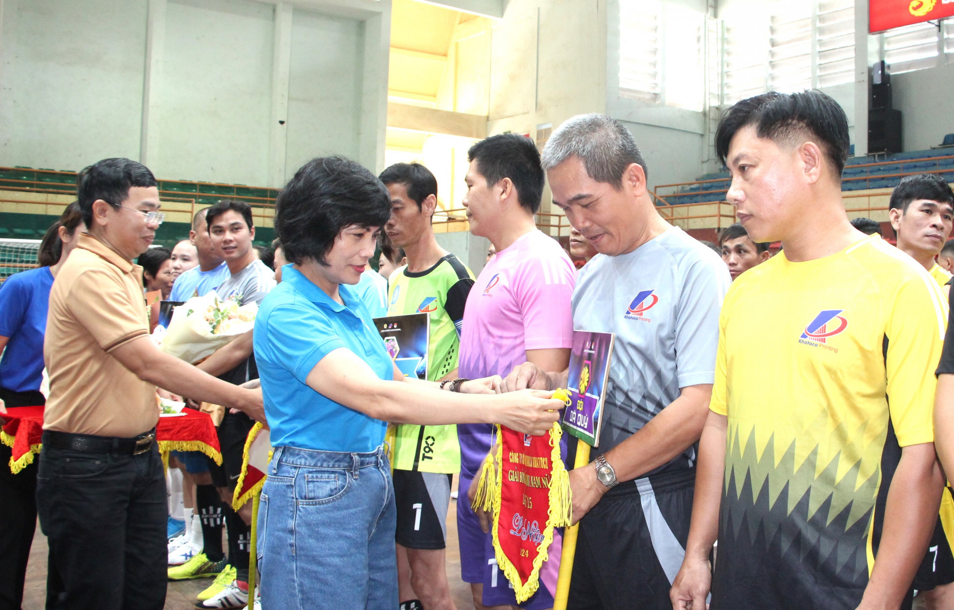 Bà Trần Thị Hương - Phó Chủ tịch Liên đoàn Lao động tỉnh tới dự và trao cờ lưu niệm cho các đội tham gia hội thao.