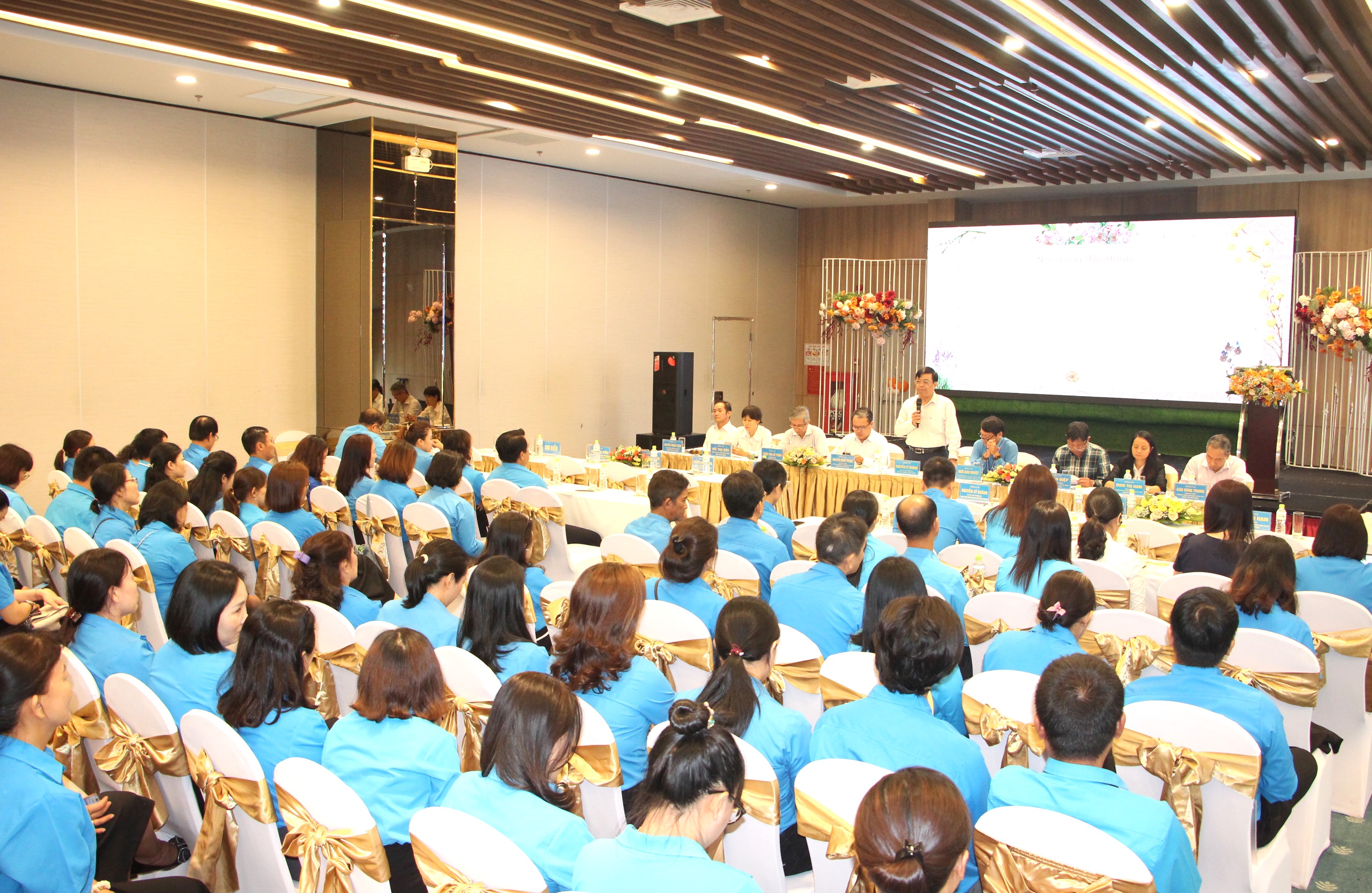 Chủ tịch UBND TP. Nha Trang đối thoại với đoàn viên, người lao động