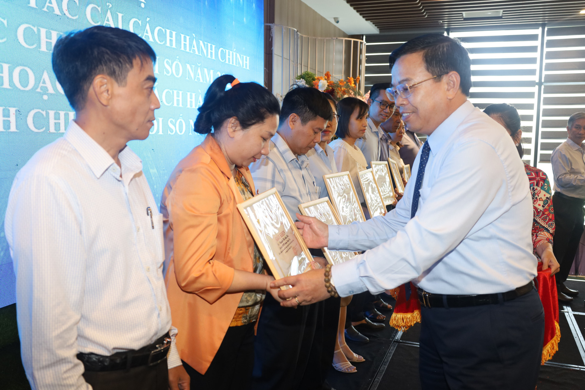 Ông Nguyễn Sỹ Khánh - Chủ tịch UBND TP. Nha Trang trao giấy khen cho các cá nhân xuất sắc trong công tác cải cách hành chính, chuyển đổi số năm 2023.
