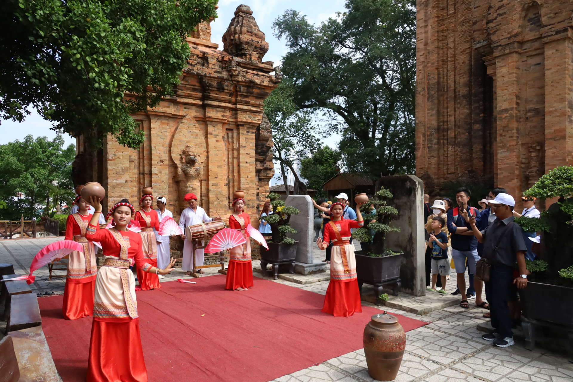 Biểu diễn múa Chăm phục vụ khách tham quan di tích Tháp Bà Ponagar.