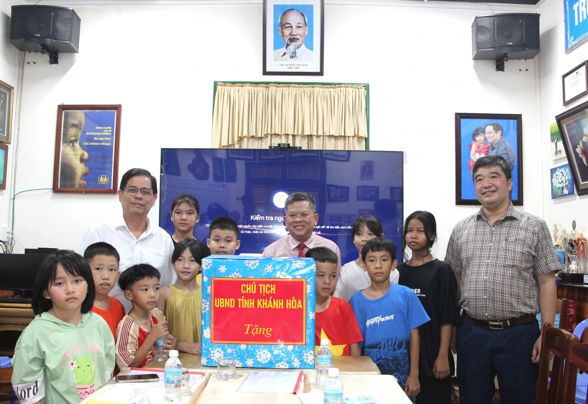 Đồng chí Nguyễn Tấn Tuân trao quà cho trẻ em tại Làng trẻ em SOS Nha Trang.