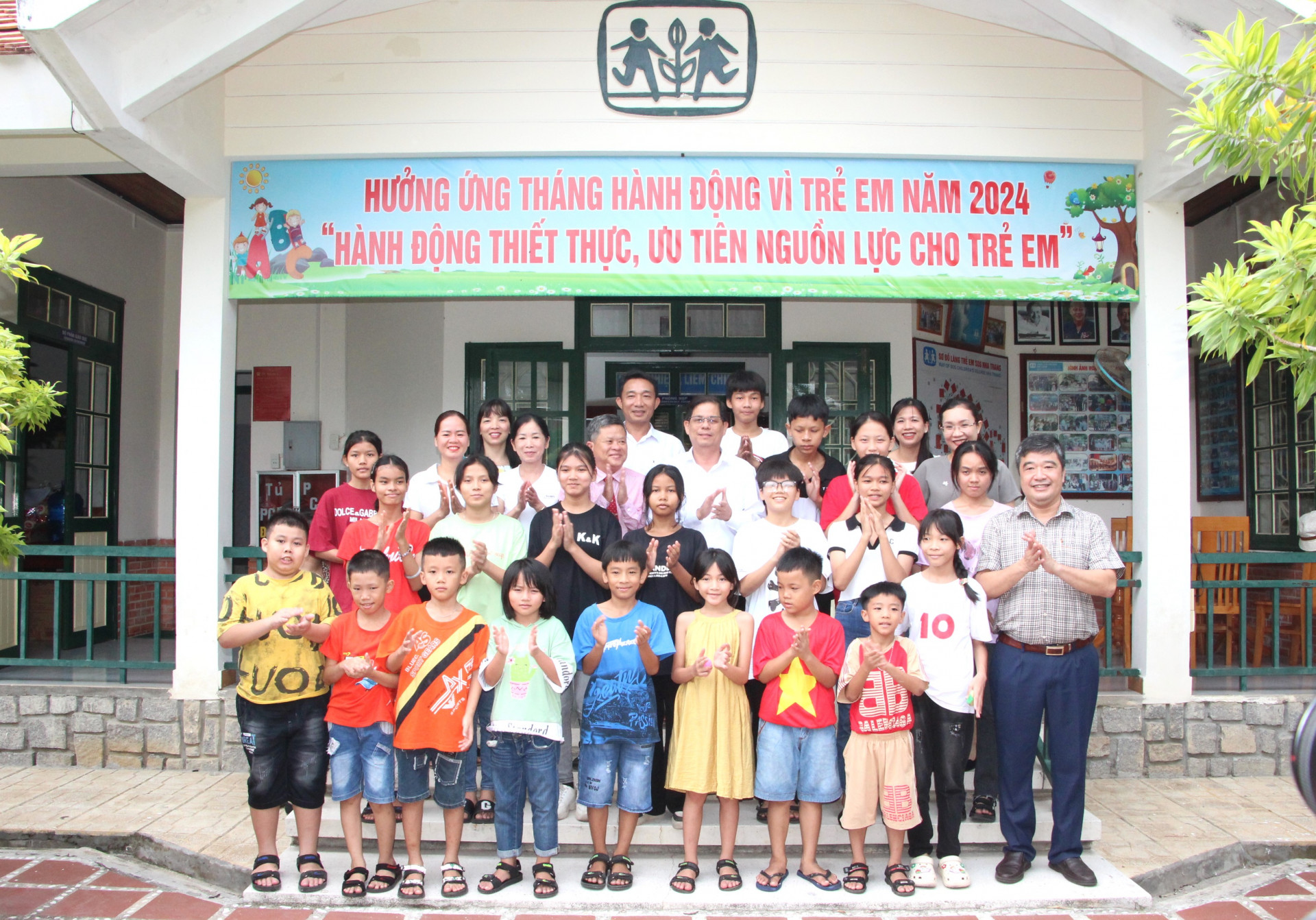 Đồng chí Nguyễn Tấn Tuân chụp ảnh lưu niệm với trẻ em tại Làng trẻ em SOS Nha Trang.