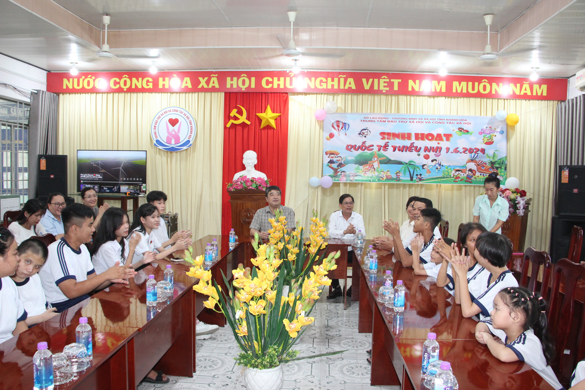 Đồng chí Nguyễn Tấn Tuân giao lưu với trẻ em tại Trung tâm Bảo trợ xã hội và Công tác xã hội tỉnh.