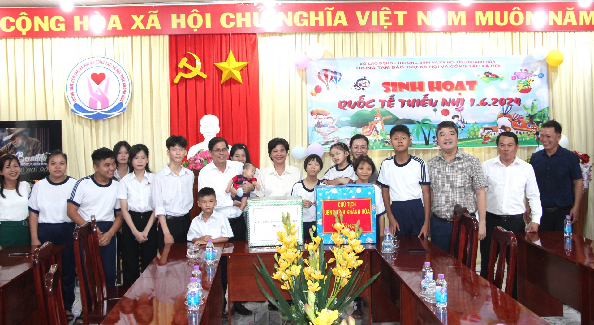 Đồng chí Nguyễn Tấn Tuân trao quà cho trẻ em tại Trung tâm Bảo trợ xã hội và Công tác xã hội tỉnh.