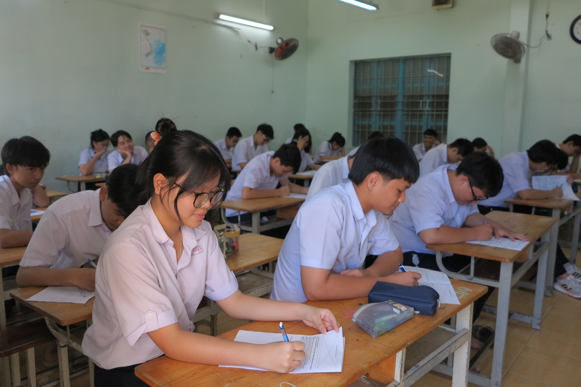 Học sinh lớp 9 Trường THCS Võ Văn Ký làm bài kiểm tra học kỳ II.