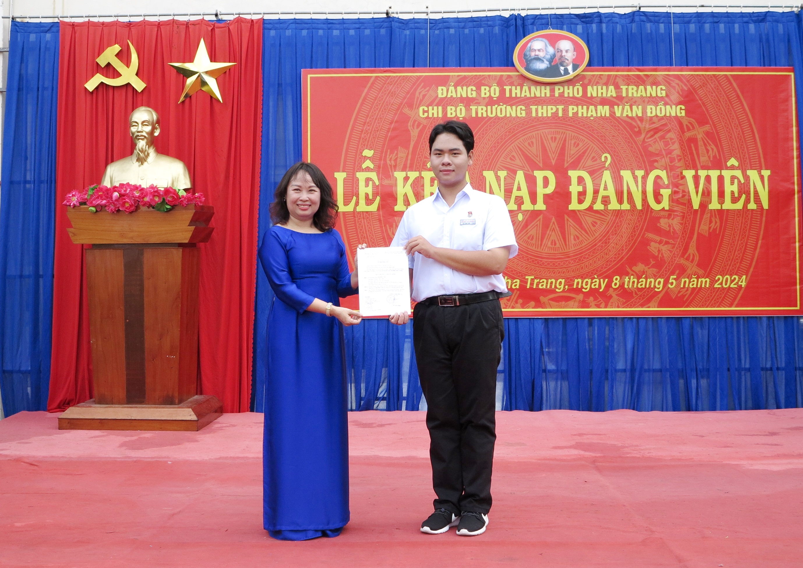 Chi bộ Trường THPT Phạm Văn Đồng: Kết nạp đảng viên cho một học sinh