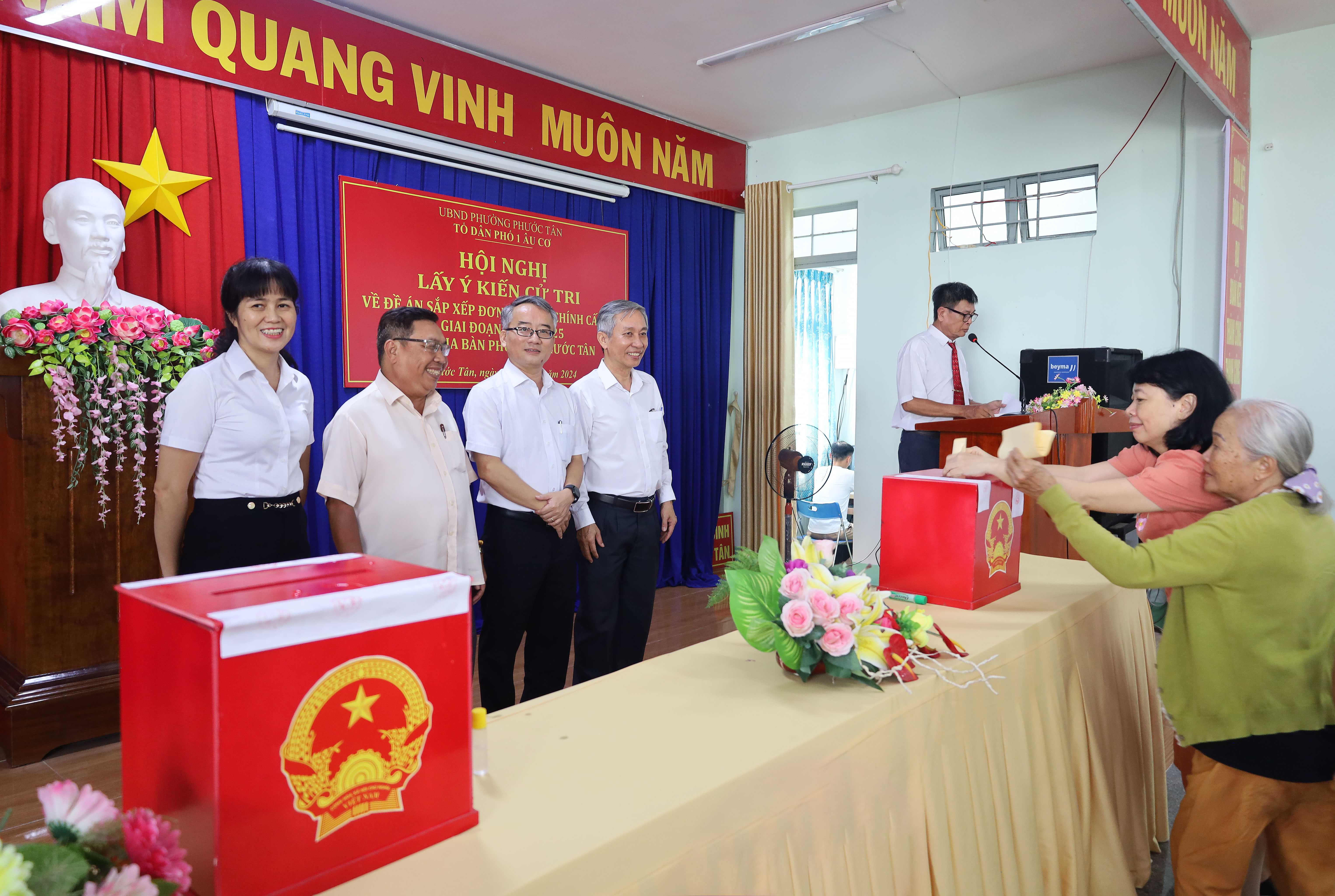 Đại diện đoàn giám sát của tỉnh và chính quyền địa phương giám sát việc bỏ phiếu lấy ý kiến cử tri
tại Tổ dân phố 1 Âu Cơ, phường Phước Tân sáng 6-5.