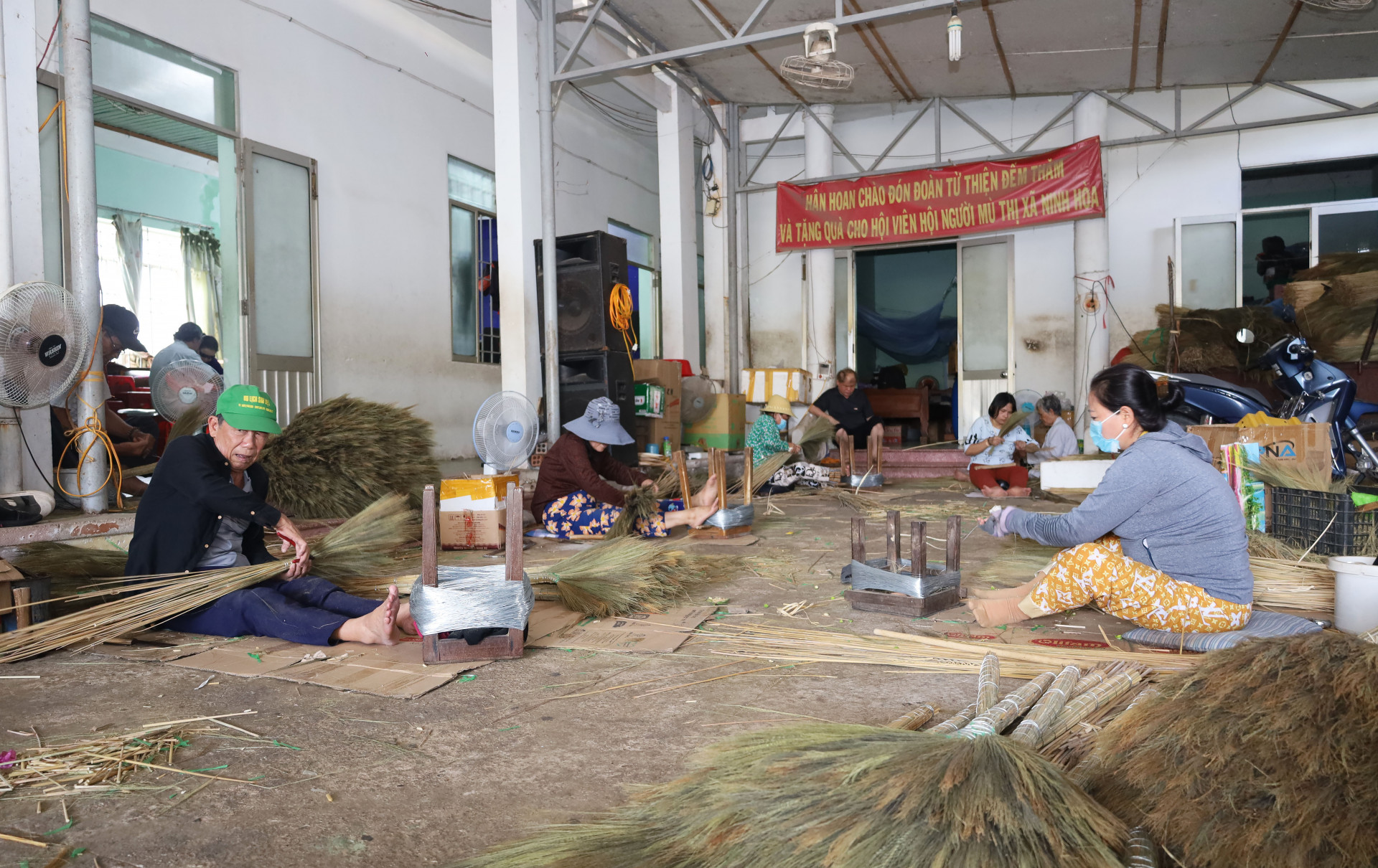 Hội viên Hội Người mù thị xã Ninh Hòa làm chổi đót.