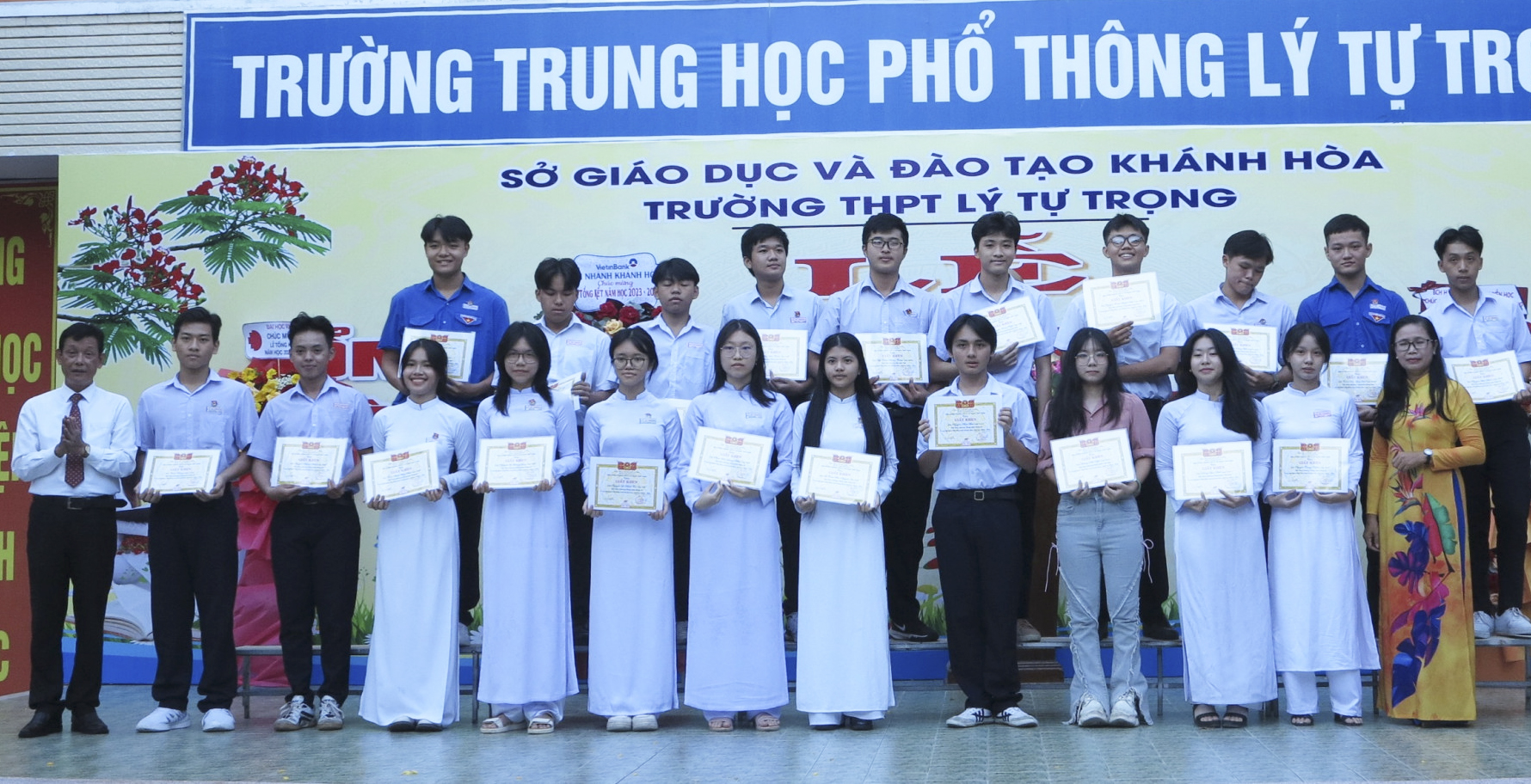 Nhà trường khen thưởng các học sinh đạt thành tích trong Hội khỏe Phù Đổng cấp tỉnh.