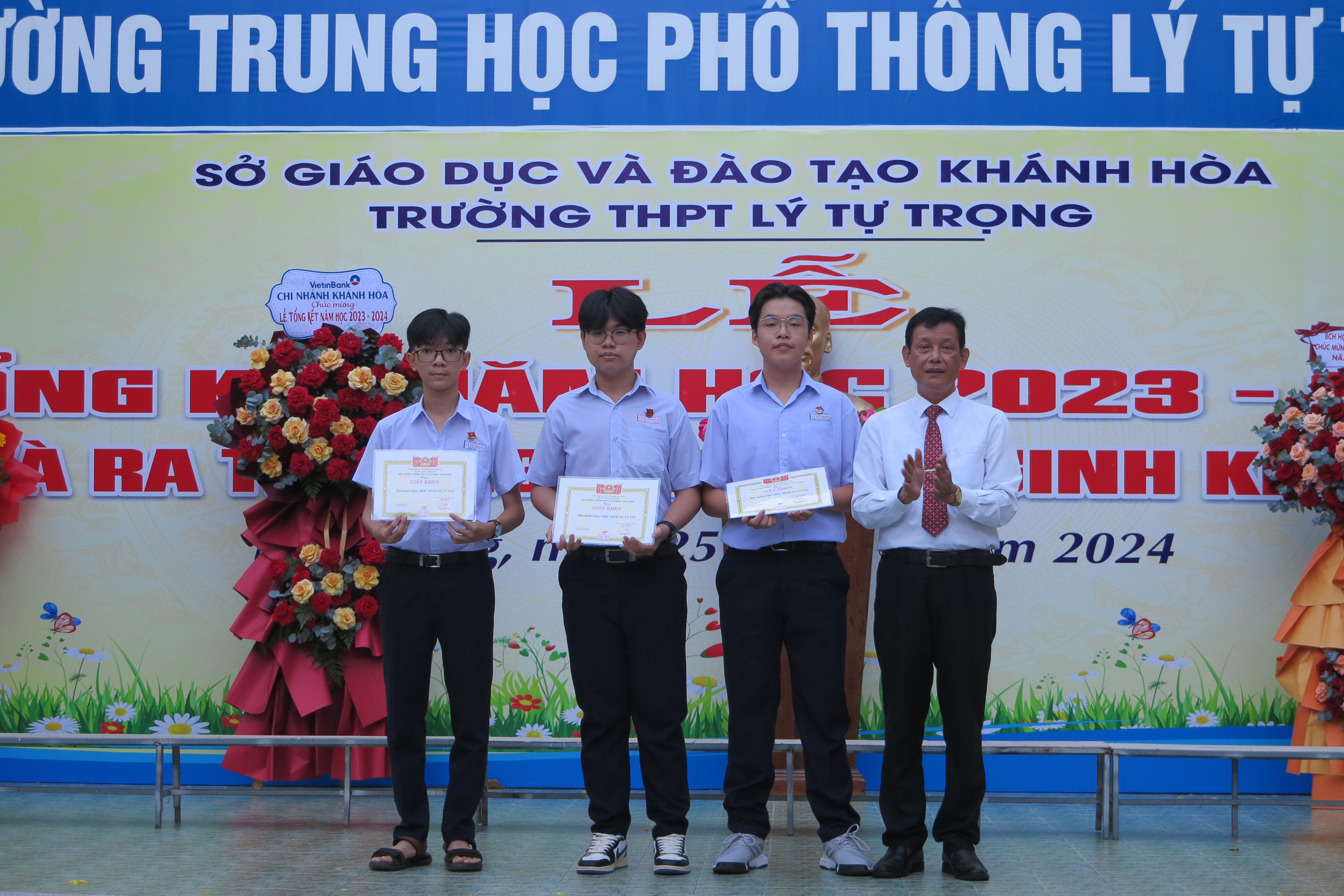 Trường THPT Lý Tự Trọng tổng kết năm học 2023 - 2024
