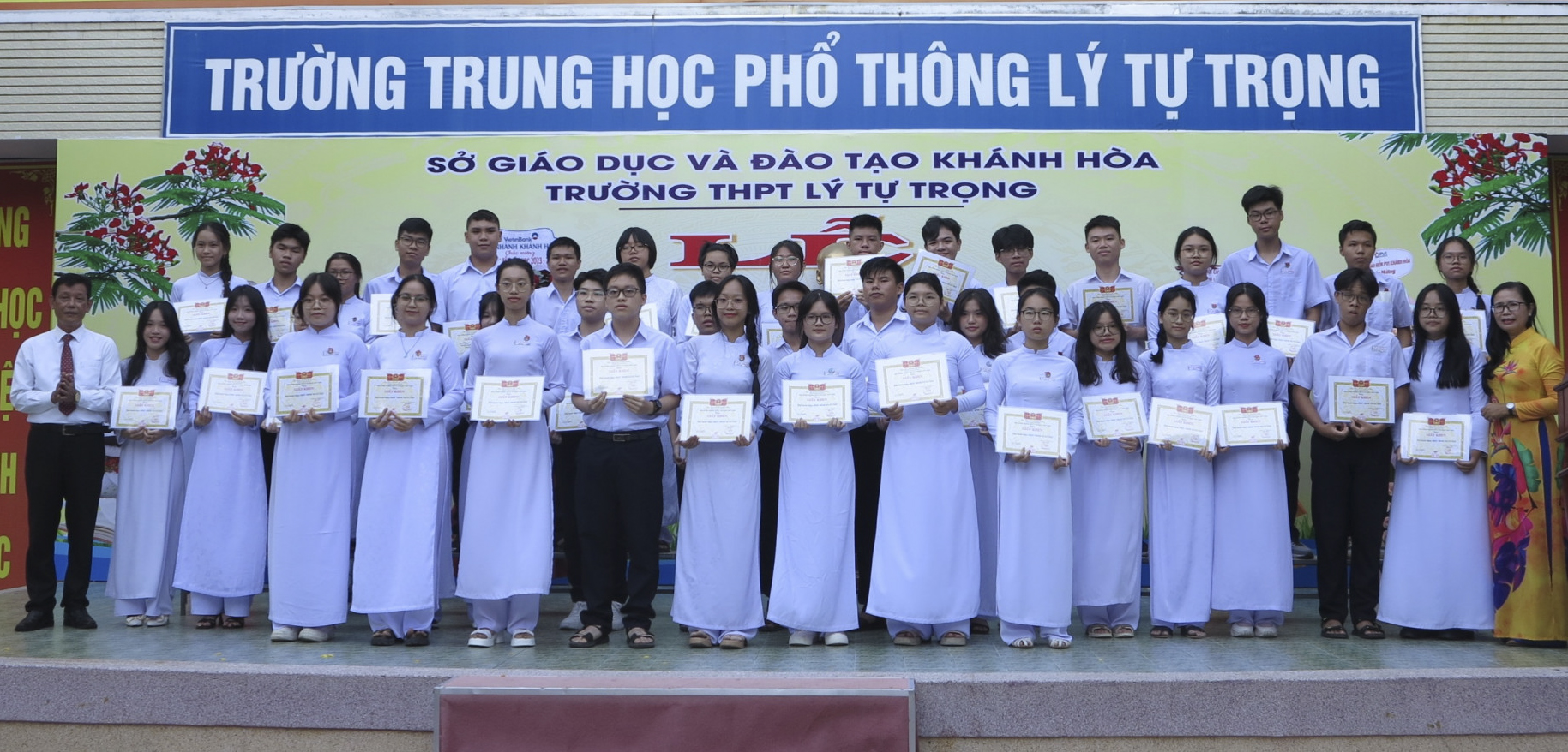 Khen thưởng các học sinh xuất sắc.