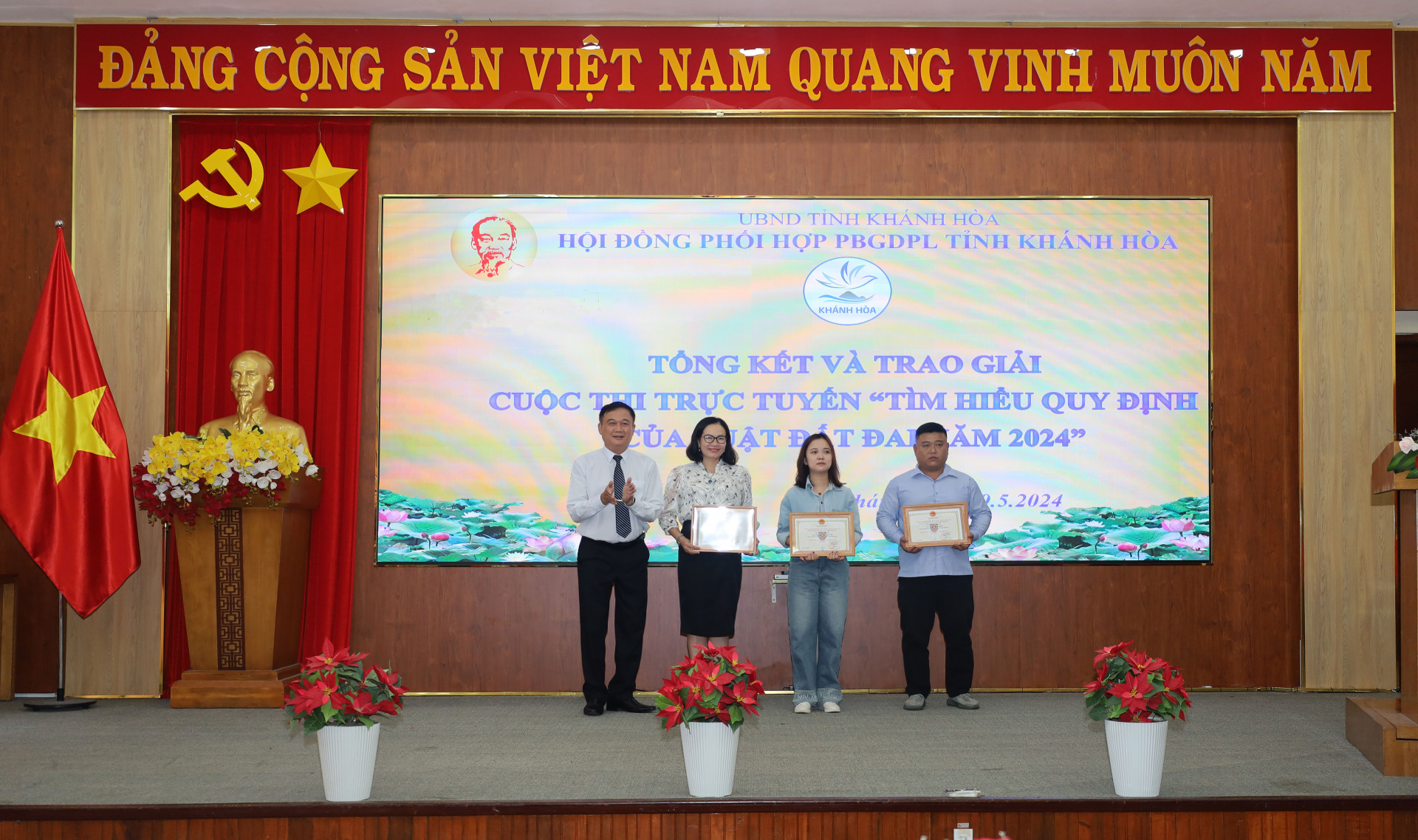 Ông Đặng Văn Khánh trao giải nhì cho các tập thể, cá nhân.