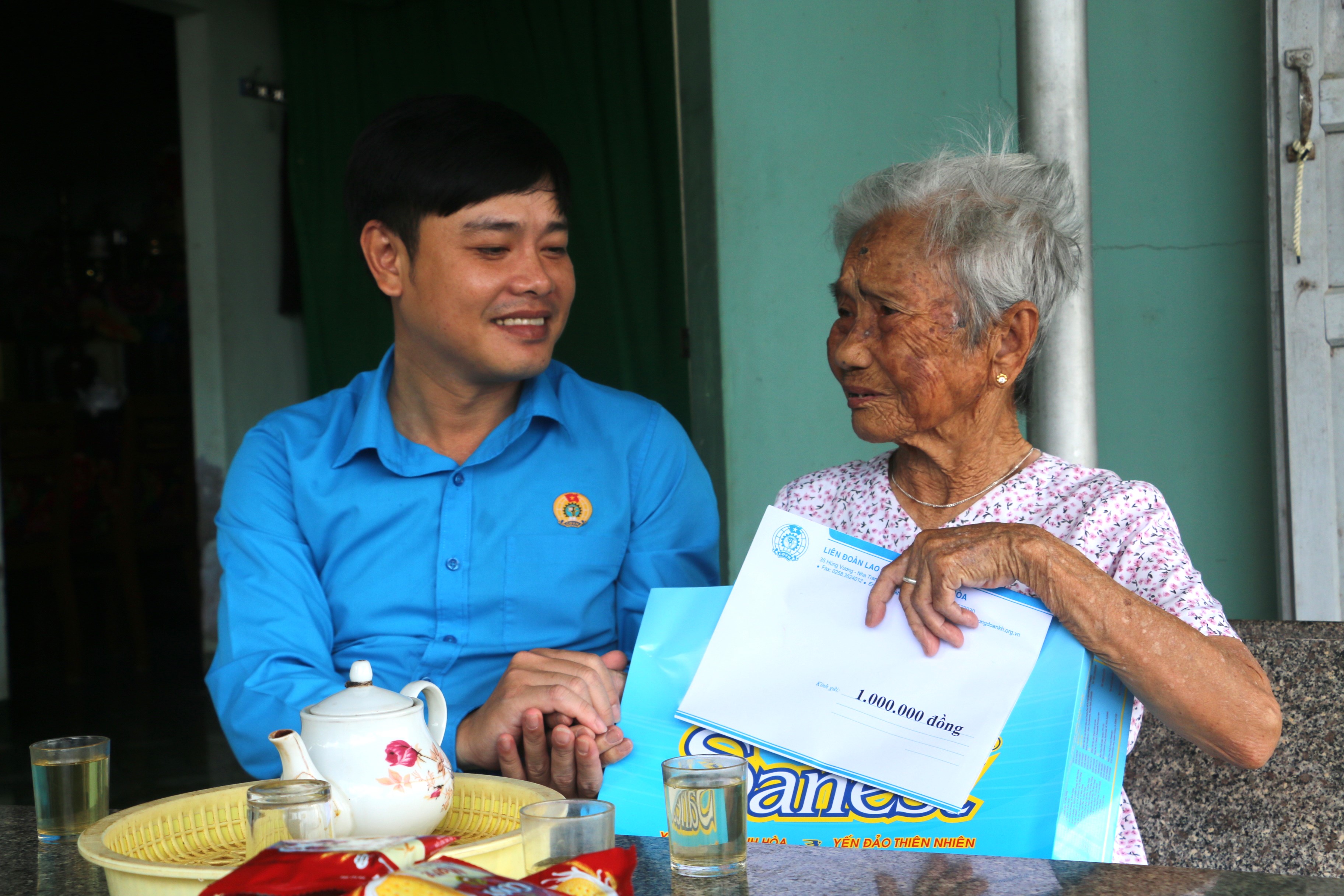 Liên đoàn Lao động tỉnh thăm, tặng quà 10 mẹ Việt Nam Anh hùng và 8 đoàn viên là con liệt sĩ