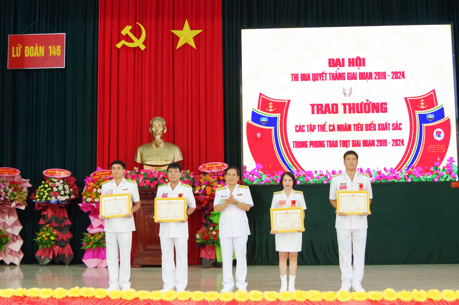 Đại tá Nguyễn Hữu Minh trao thưởng cho các tập thể, cá nhân tiêu biểu.