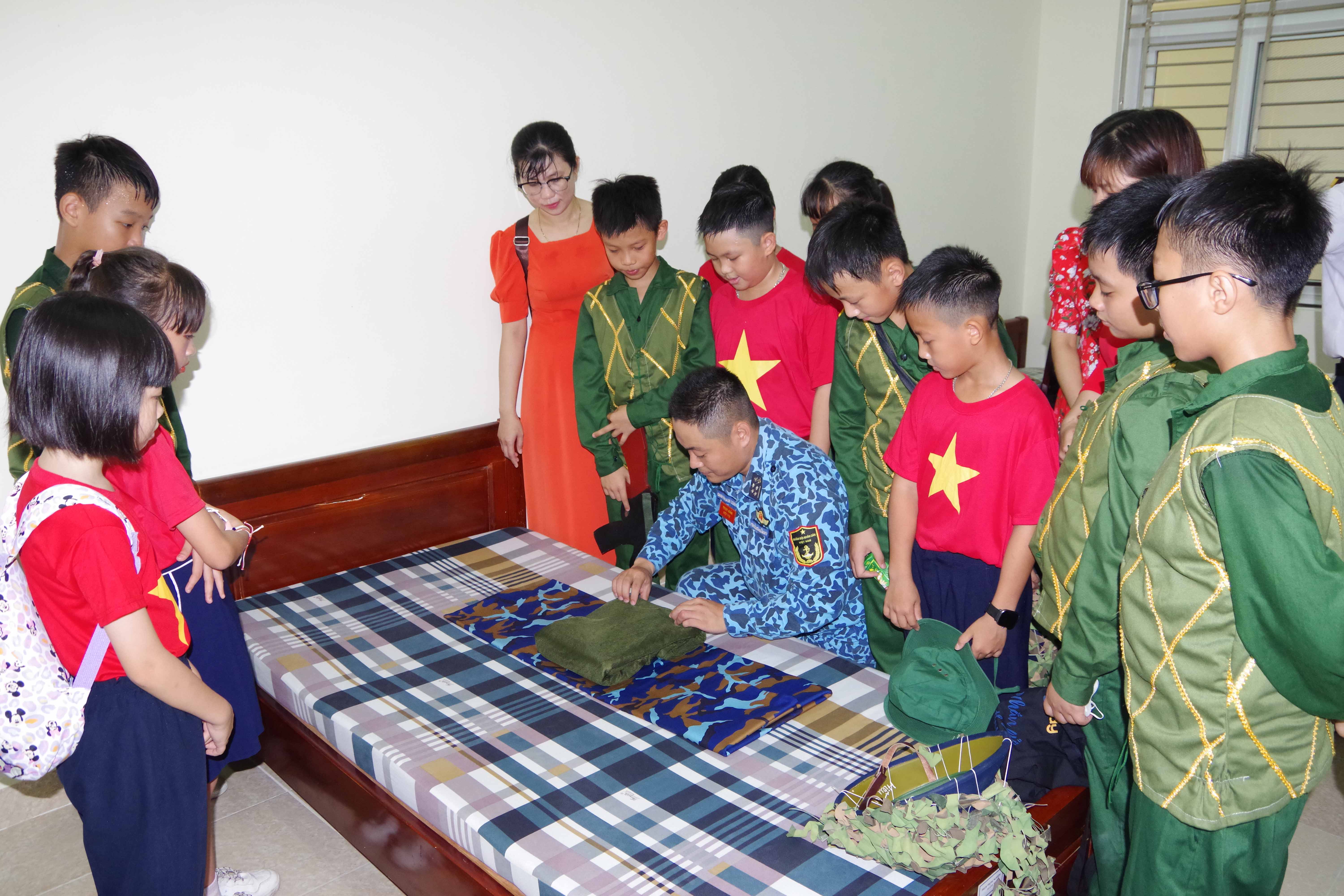 Hơn 200 học sinh tham gia trải nghiệm “Một ngày làm chiến sĩ” tại Lữ đoàn 189 Hải quân