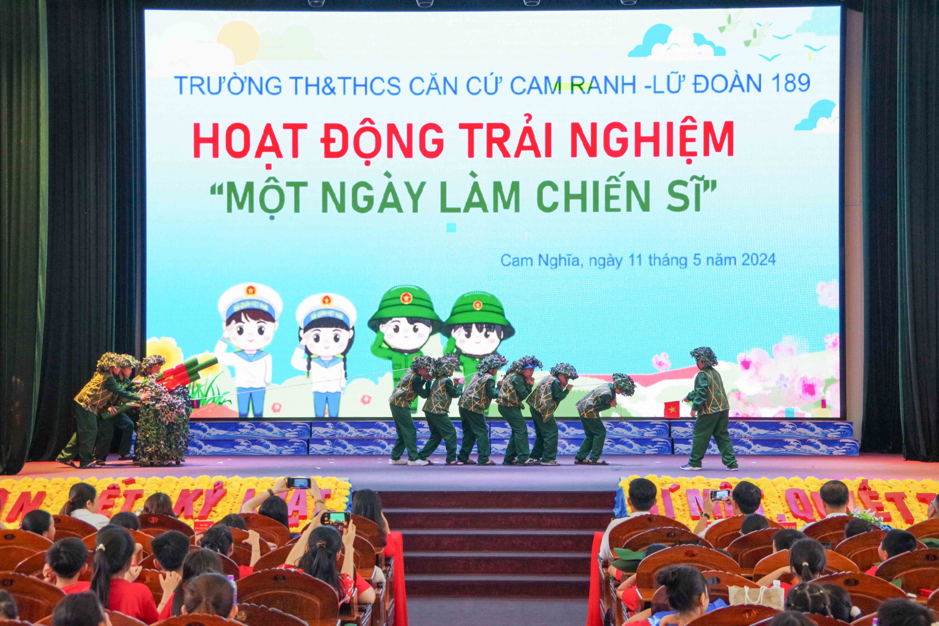 Hoạt động giao lưu văn nghệ giữa học sinh với các cán bộ, chiến sĩ.