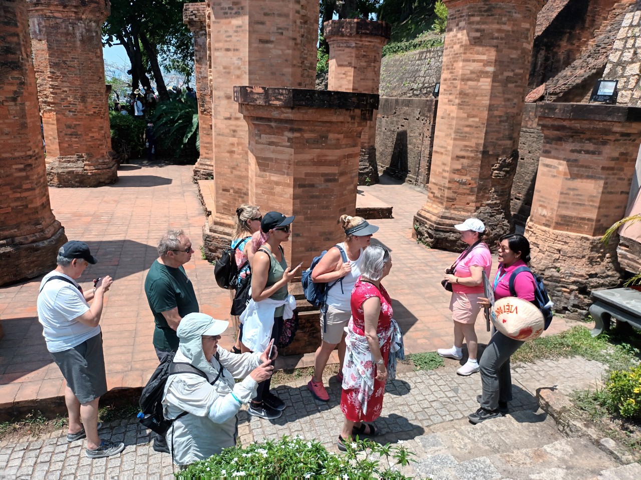 Khách quốc tế tham quan Tháp Bà Ponagar (TP. Nha Trang).