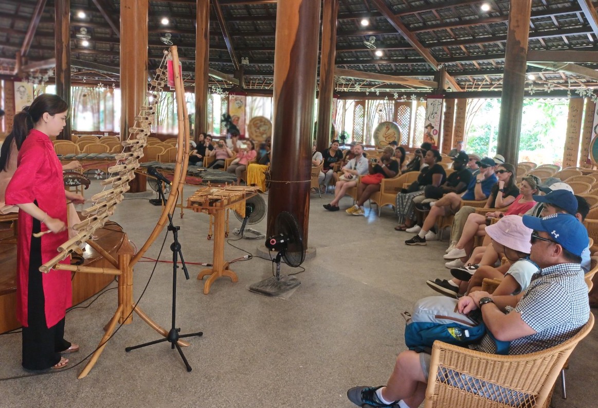 Du khách tham quan Làng nghề Trường Sơn (TP. Nha Trang).