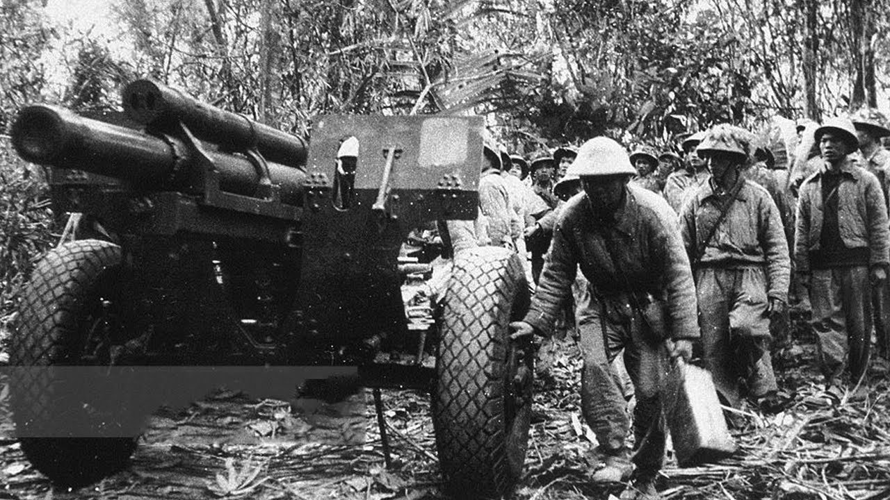 Bộ đội kéo pháo lên Điện Biên.