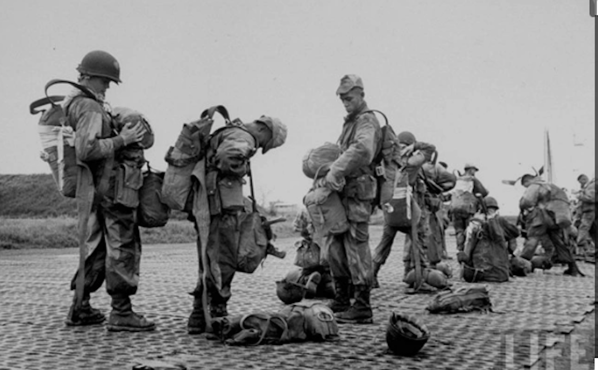 Quân Pháp nhảy dù xuống Điện Biên Phủ. Ảnh: Tư liệu.