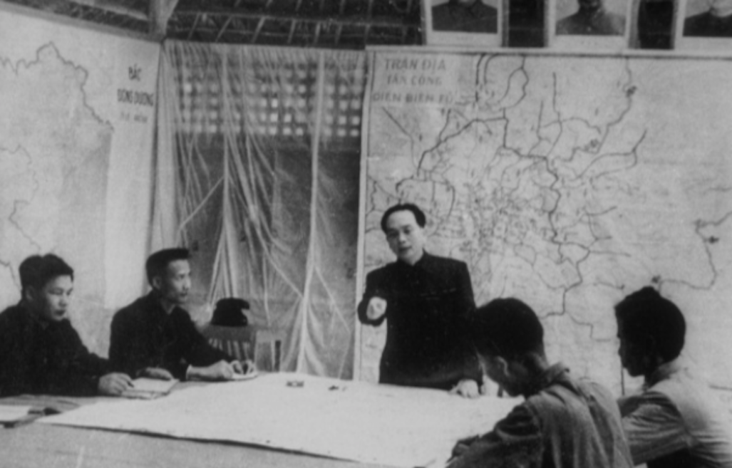 Đại tướng Võ Nguyên Giáp (đứng) họp bàn tấn công Điện Biên Phủ. 