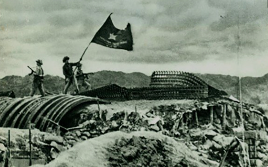  Lá cờ chiến thắng trên nóc hầm sở chỉ huy tập đoàn cứ điểm Điện Biên Phủ.
