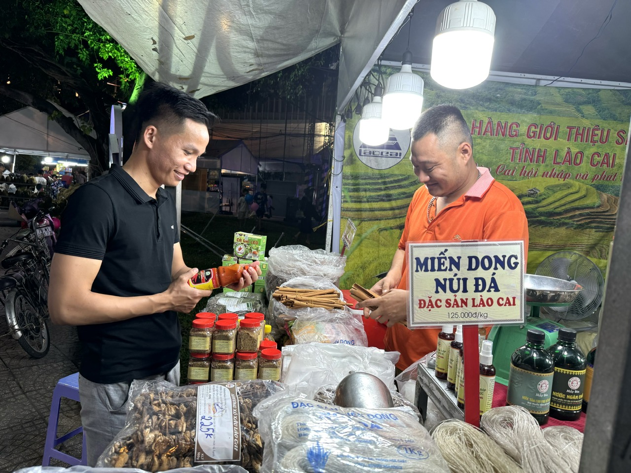Khách hàng tìm hiểu các sản phẩm đặc sản của tỉnh Lào Cai
