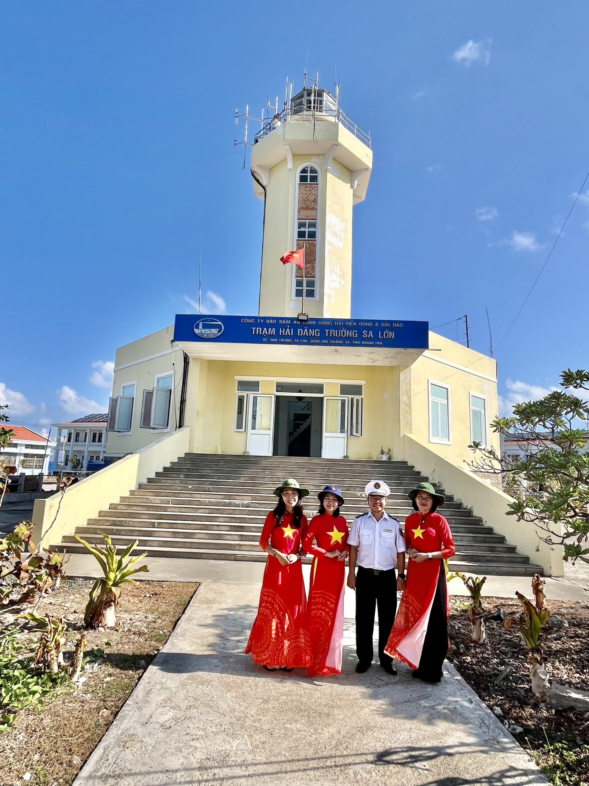 Tác giả (bìa trái) cùng một số chị em đoàn công tác gặp lại học viên cũ Lê Thành Văn Khôi ở thị trấn Trường Sa.