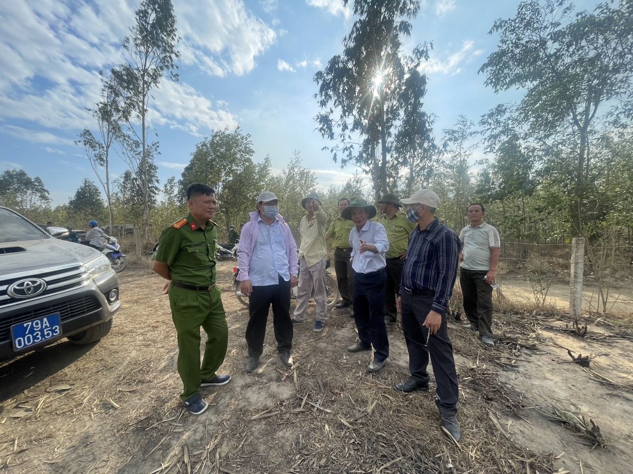 Lãnh đạo Sở Nông nghiệp và Phát triển nông thôn, UBND thị xã Ninh Hòa chỉ đạo công tác chữa cháy tại hiện trường