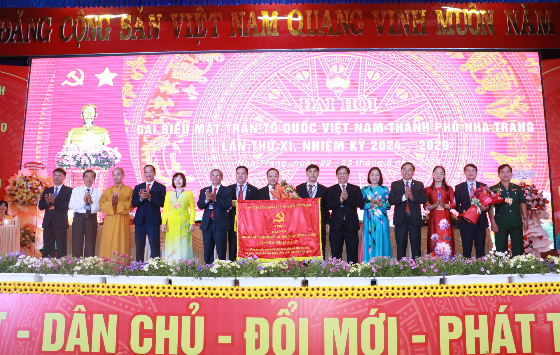 Lãnh đạo UBMTTQ Việt Nam tỉnh và TP. Nha Trang tặng bức trướng và hoa chúc mừng đại hội