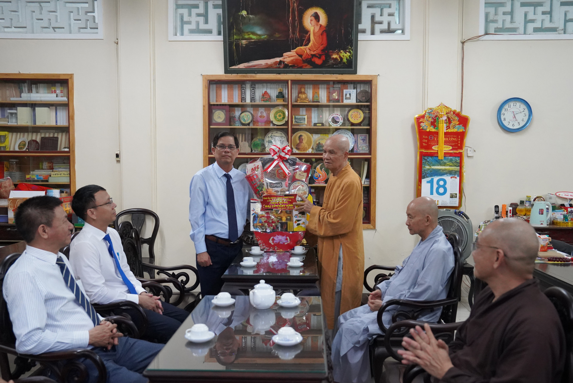 Đồng chí Nguyễn Tấn Tuân tặng quà Ban Trị sự Giáo hội Phật giáo tỉnh Khánh Hòa.