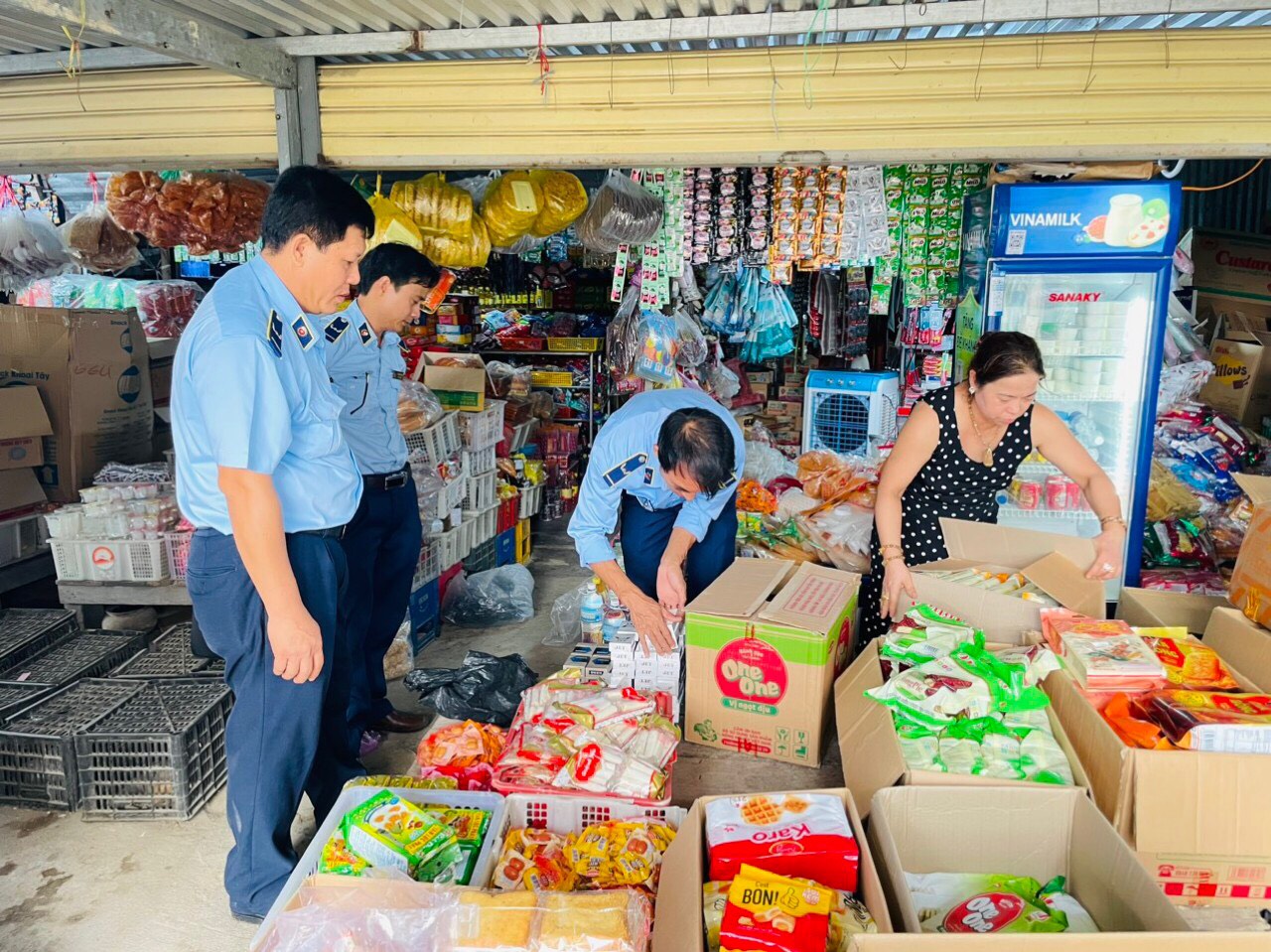 Đội Quản lý thị trường số 2:: Xử phạt một cơ sở kinh doanh thuốc lá điếu nhập lậu