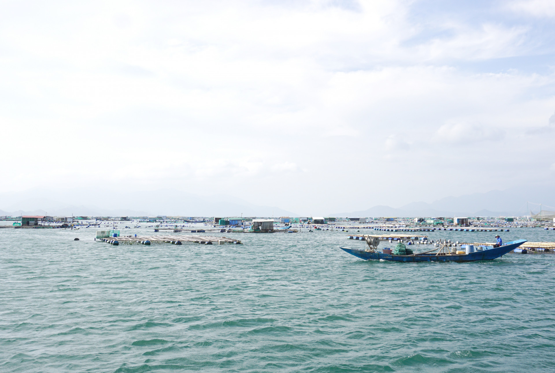 Một góc vùng nuôi tôm hùm, cá biển ngoài vùng quy định trên vịnh Cam Ranh